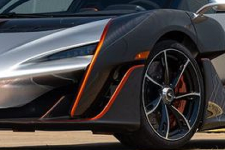 Về trang bị vận hành, McLaren Sabre sở hữu khối động cơ V8 tăng áp kép, mã hiệu M840T với công suất đầu ra 835 mã lực và 800 Nm mô-men xoắn cực đại. Đi kèm động cơ này là hộp số 7 cấp ly hợp kép. Tốc độ tối đa của McLaren Sabre có thể lên đến 350 km/h.