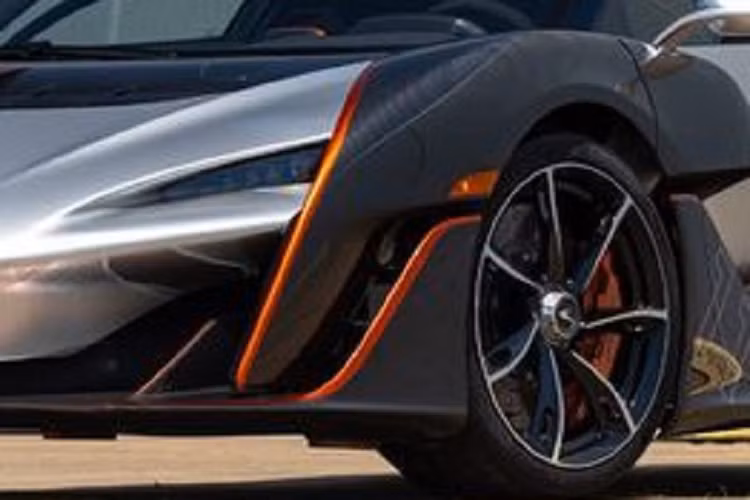 Về trang bị vận hành, McLaren Sabre sở hữu khối động cơ V8 tăng áp kép, mã hiệu M840T với công suất đầu ra 835 mã lực và 800 Nm mô-men xoắn cực đại. Đi kèm động cơ này là hộp số 7 cấp ly hợp kép. Tốc độ tối đa của McLaren Sabre có thể lên đến 350 km/h.