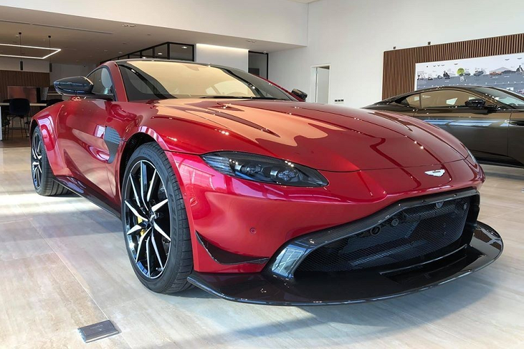 Dưới bài đăng bán xe này, Minh Nhựa còn vào tương tác hỏi "xe ai vậy" khiến dân mạng thích thú. Thông tin riêng của chúng tôi cho biết, chiếc siêu xe Mercedes-AMG GT R Pro của Minh Nhựa không được mua chính hãng như cách người bạn Cường Đô la, thay vào đó, người rao bán chiếc xe thể thao Aston Martin V8 Vantage là một đơn vị tư nhân.