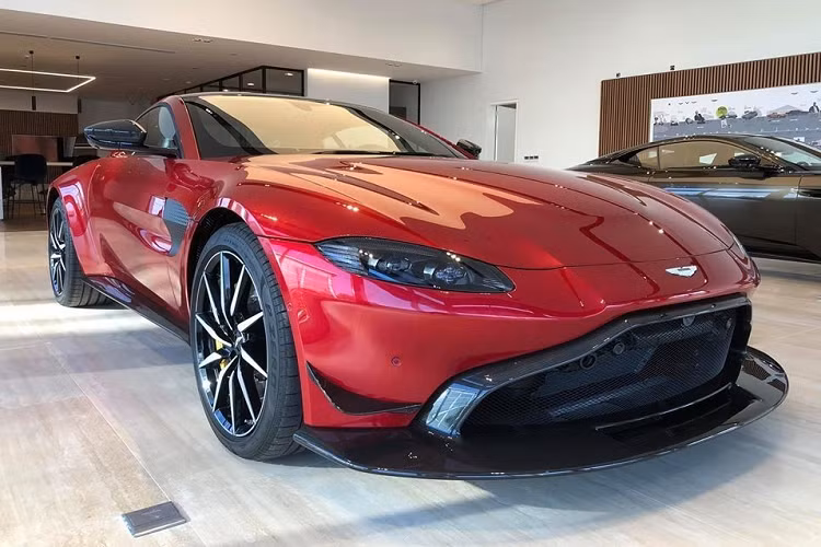 Dưới bài đăng bán xe này, Minh Nhựa còn vào tương tác hỏi "xe ai vậy" khiến dân mạng thích thú. Thông tin riêng của chúng tôi cho biết, chiếc siêu xe Mercedes-AMG GT R Pro của Minh Nhựa không được mua chính hãng như cách người bạn Cường Đô la, thay vào đó, người rao bán chiếc xe thể thao Aston Martin V8 Vantage là một đơn vị tư nhân.