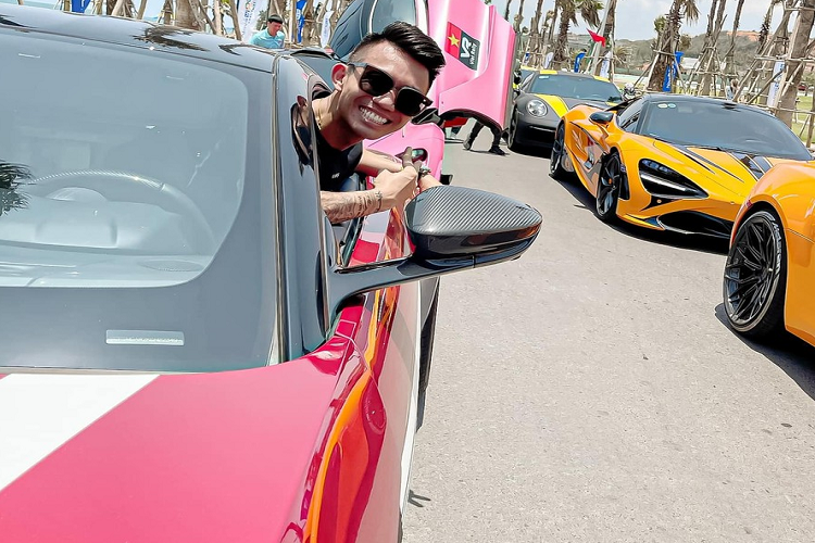 Aston Martin V8 Vantage độ body kit AMR đầu tiên Việt Nam được trang bị động cơ V8, tăng áp kép, dung tích 4.0 lít do Mercedes-AMG sản xuất. Động cơ tạo ra công suất tối đa 510 mã lực tại tua máy 6.000 vòng/phút và mô-men xoắn cực đại 685 Nm tại dải tua máy 2.000 - 5.000 vòng/phút. 