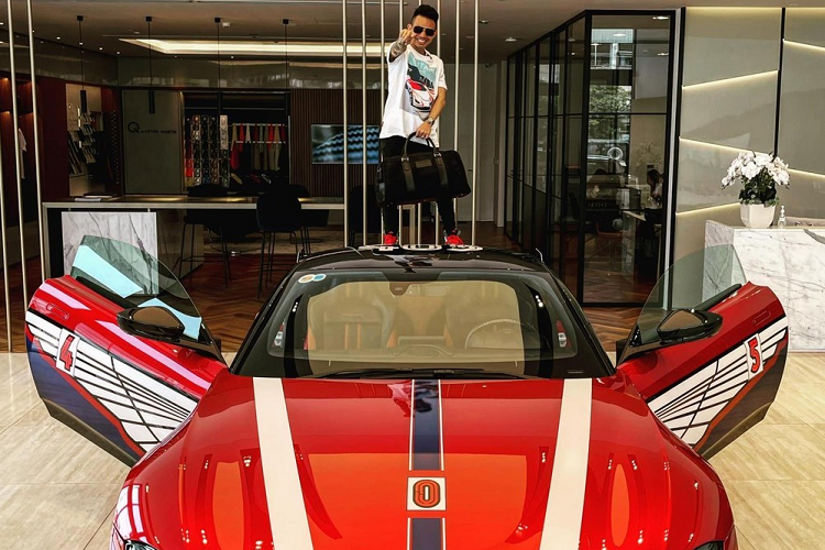 Tại Việt Nam chỉ có 2 xe Aston Martin V8 Vantage xuất hiện theo diện phân phối chính hãng và chiếc còn lại đang nằm chung garage với Koenigsegg Regera hay McLaren Senna cùng các chiến mã khủng khác thuộc sở hữu đại gia Hoàng Kim Khánh. 