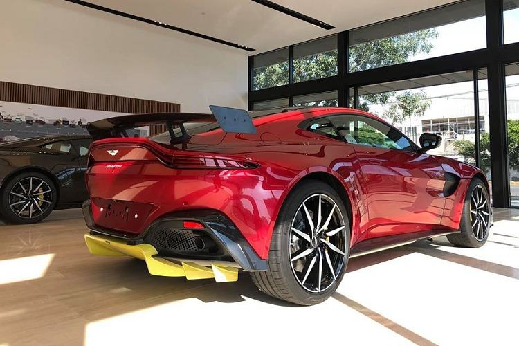 Minh Nhựa tậu Aston Martin V8 Vantage vào tháng 4/2021 và sau 9 tháng sở hữu đã thanh lý lại xe. Đáng chú ý, anh chỉ mang xe đi chơi xa nhất là Phan Thiết của tỉnh Bình Thuận và phần lớn thời gian xe được để ở garage xe tại quận 6, Tp.HCM cùng với siêu phẩm thần gió.