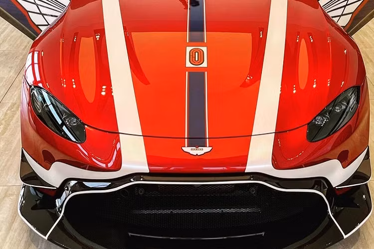 Giá xe Aston Martin V8 Vantage chính hãng tại Việt Nam là 14,988 tỷ đồng, chi phí để chiếc xe lên đến 16,8 tỷ đồng. Aston Martin V8 Vantage mới được Minh Nhựa thanh lý còn có gói nâng cấp body kit AMR giúp xe có ngoại hình dữ dằn hơn, trọng lượng giảm cân mà còn tạo ra lực ép khoảng 100 kg lên toàn bộ thân xe ở tốc độ cao. Khi xe đạt tốc độ ở mức 304 km/h, lực ép tối đa của xe xuống mặt đường là 194 kg. 