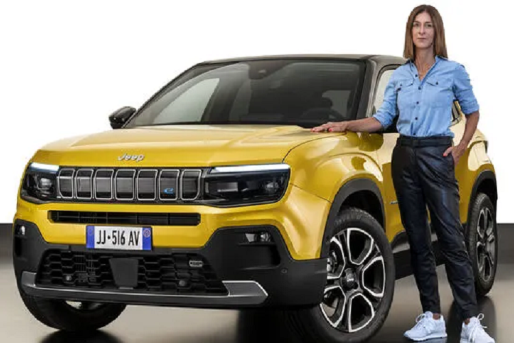 Hiện hình ảnh nội thất của Jeep Avenger 2023 vẫn chưa được công bố. Chỉ biết rằng, mẫu xe này sẽ sở hữu nội thất hiện đại và khoang hành lý rộng rãi để thu hút khách hàng mới. "Trái tim" của Jeep Avenger 2023 sẽ là các mô-tơ điện mạnh 94 mã lực. Tùy phiên bản, xe sẽ đi kèm 2 hoặc 4 mô-tơ. Ngoài ra, mẫu SUV thuần điện này còn có hệ dẫn động 1 cầu hoặc 2 cầu. Phạm vi di chuyển của xe sau khi sạc pin đạt mức 400 km.
