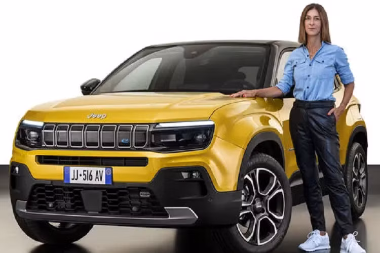 Hiện hình ảnh nội thất của Jeep Avenger 2023 vẫn chưa được công bố. Chỉ biết rằng, mẫu xe này sẽ sở hữu nội thất hiện đại và khoang hành lý rộng rãi để thu hút khách hàng mới. "Trái tim" của Jeep Avenger 2023 sẽ là các mô-tơ điện mạnh 94 mã lực. Tùy phiên bản, xe sẽ đi kèm 2 hoặc 4 mô-tơ. Ngoài ra, mẫu SUV thuần điện này còn có hệ dẫn động 1 cầu hoặc 2 cầu. Phạm vi di chuyển của xe sau khi sạc pin đạt mức 400 km.