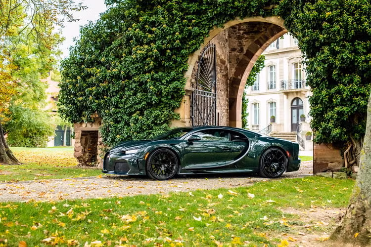 Hãng xe Pháp đang bắt đầu sản xuất 100 chiếc Bugatti Chiron cuối cùng. Điều đáng nói Chiron không phải là mô hình cuối đánh dấu sự kết thúc của động cơ W16, bởi hãng xe Pháp còn chế tạo thêm 2 phiên bản là Mistral và Bolide dành riêng cho đường đua.
