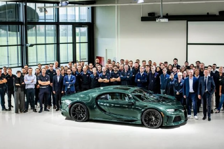 Điểm đặc biệt của chiếc Bugatti Chiron thứ 400 này nằm ở chỗ nó sở hữu phần thân xe màu xanh lá cây, đi kèm là bộ mâm Super Sport Magnesium, trong khi nắp động cơ hoàn thiện bằng “Nocturne”.