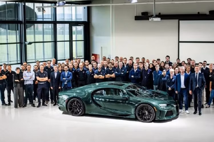 Điểm đặc biệt của chiếc Bugatti Chiron thứ 400 này nằm ở chỗ nó sở hữu phần thân xe màu xanh lá cây, đi kèm là bộ mâm Super Sport Magnesium, trong khi nắp động cơ hoàn thiện bằng “Nocturne”.