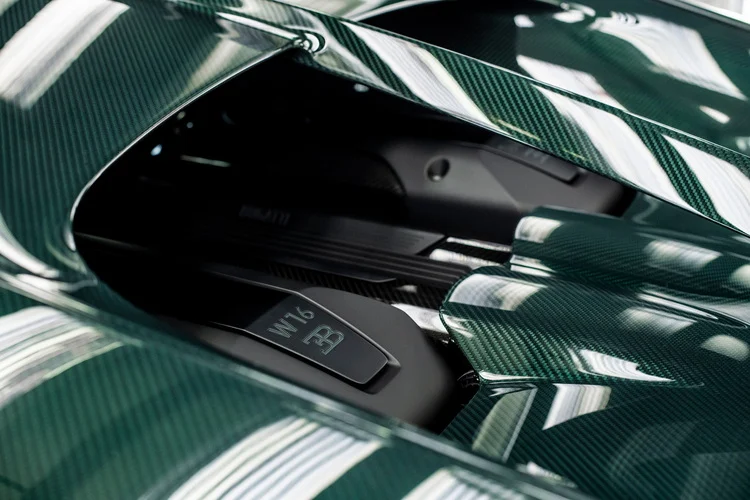 Thực tế, để chế tạo ra một chiếc Chiron cũng không phải là điều dễ dàng bởi nó được làm hoàn toàn bằng thủ công, ví dụ như một chiếc Chiron Super Sport sẽ được chế tạo thủ công bởi 20 thợ, họ cần lắp ráp khoảng 1.800 bộ phận để tạo nên mẫu hypercar tốc độ này. Tất nhiên việc lắp ráp và chế tạo đòi hỏi sự tỉ mỉ và chính xác tuyệt đối đến từng chi tiết.