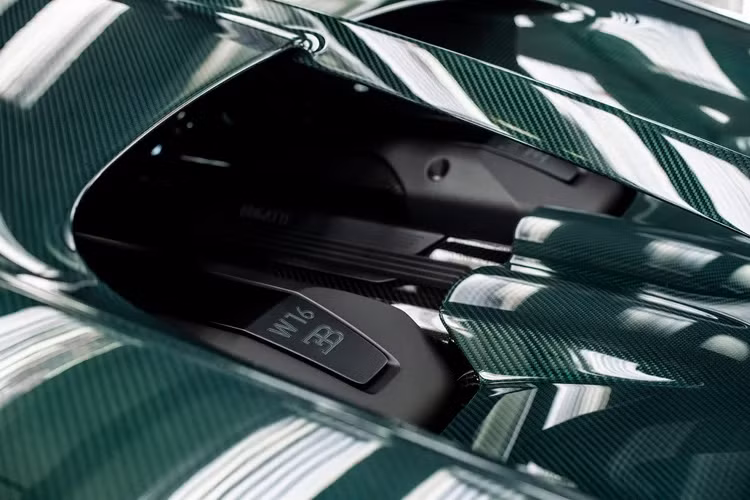 Thực tế, để chế tạo ra một chiếc Chiron cũng không phải là điều dễ dàng bởi nó được làm hoàn toàn bằng thủ công, ví dụ như một chiếc Chiron Super Sport sẽ được chế tạo thủ công bởi 20 thợ, họ cần lắp ráp khoảng 1.800 bộ phận để tạo nên mẫu hypercar tốc độ này. Tất nhiên việc lắp ráp và chế tạo đòi hỏi sự tỉ mỉ và chính xác tuyệt đối đến từng chi tiết.