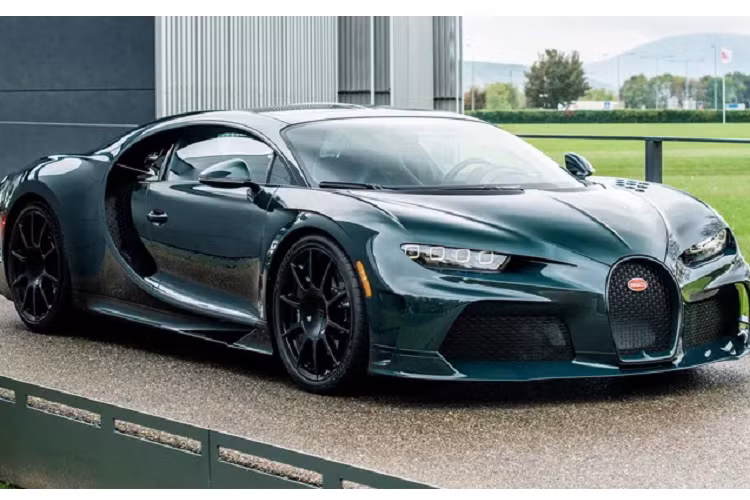 Tương tự, bên trong siêu xe Bugatti Chiron cũng được hoàn thiện với ghế bọc da màu xanh và đen, nhiều chi tiết được làm từ carbon nhám. Trên nóc xe là phần kính Sky View tạo thông thoáng cho người dùng.