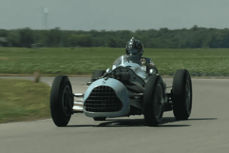 Chỉ có một vài chiếc trong số chúng còn tồn tại cho đến ngày nay, và mới đây, tay đua xe chuyên nghiệp kiêm người dẫn chương trình của kênh YouTube “Legendary Motorcar” - Gary Klutt đã có cơ hội cầm lái một chiếc Talbot-Lago T26C 1948 cổ điển trên đường đua.