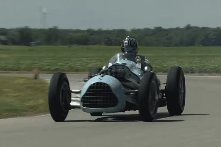 Chỉ có một vài chiếc trong số chúng còn tồn tại cho đến ngày nay, và mới đây, tay đua xe chuyên nghiệp kiêm người dẫn chương trình của kênh YouTube “Legendary Motorcar” - Gary Klutt đã có cơ hội cầm lái một chiếc Talbot-Lago T26C 1948 cổ điển trên đường đua.