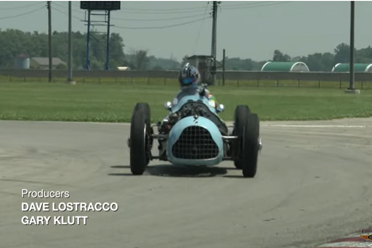 Chiếc Talbot-Lago T26C 1948 trong video vẫn giữ nguyên tất cả các phụ tùng ban đầu của nó (bao gồm cả lớp sơn nguyên bản), và thi thoảng, nó sẽ cho thấy “tuổi tác” của mình. Denis Bigioni đã tìm đến Legendary Motorcar để sửa chữa lỗi thi thoảng rò rỉ dầu của chiếc xe, và đó cũng là lý do tại sao Gary Klutt lại có cơ hội trải nghiệm chiếc xe đua F1 ra đời cách đây hơn 70 năm này.
