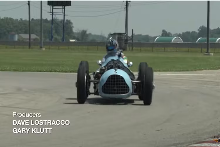 Chiếc Talbot-Lago T26C 1948 trong video vẫn giữ nguyên tất cả các phụ tùng ban đầu của nó (bao gồm cả lớp sơn nguyên bản), và thi thoảng, nó sẽ cho thấy “tuổi tác” của mình. Denis Bigioni đã tìm đến Legendary Motorcar để sửa chữa lỗi thi thoảng rò rỉ dầu của chiếc xe, và đó cũng là lý do tại sao Gary Klutt lại có cơ hội trải nghiệm chiếc xe đua F1 ra đời cách đây hơn 70 năm này.