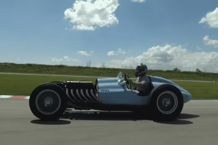 Mẫu xe đua Talbot-Lago T26C đã ra mắt giải F1 vào năm 1948, nhưng không giống như các đối thủ trên đường đua, nó thua kém rõ ràng về công suất. Để bù lại khiếm khuyết đó, T26C đã có khả năng tiết kiệm xăng và độ tin cậy cao hơn. Thực tế, T26C là một mối đe dọa đáng gờm khi nó có thể chạy hết nhiều vòng hơn, buộc các đội khác phải cân bằng giữa tốc độ và sức bền.