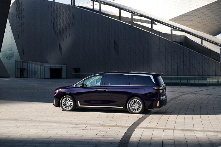 Trong khi đó, Voyah Dreamer bản EREV có gói pin 25,57 kWh kết hợp với động cơ xăng tăng áp 1.5L 4 xi-lanh cung cấp phạm vi hoạt động 750 km hoặc 82 km khi chỉ dùng động cơ điện. Có vẻ Voyah Dreamer bản EREV sẽ được hãng xuất khẩu sang cả các thị trường khác.