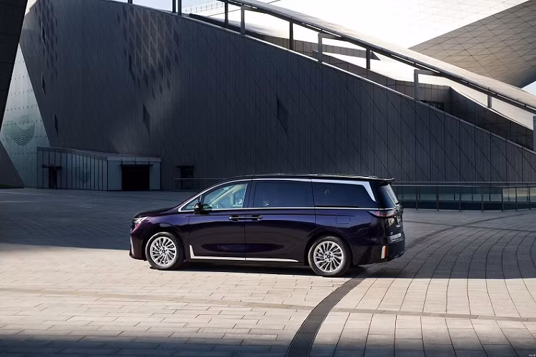 Trong khi đó, Voyah Dreamer bản EREV có gói pin 25,57 kWh kết hợp với động cơ xăng tăng áp 1.5L 4 xi-lanh cung cấp phạm vi hoạt động 750 km hoặc 82 km khi chỉ dùng động cơ điện. Có vẻ Voyah Dreamer bản EREV sẽ được hãng xuất khẩu sang cả các thị trường khác.