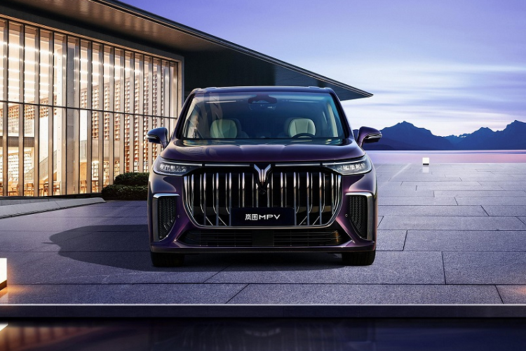 Voyah Dreamer có 2 tùy chọn truyền động, gồm bản EV dùng động cơ điện kép cho tổng công suất 429 mã lực và mô-men xoắn cực đại 620 Nm, phiên bản này cần 5,8 giây để tăng tốc từ 0 - 100 km/h.