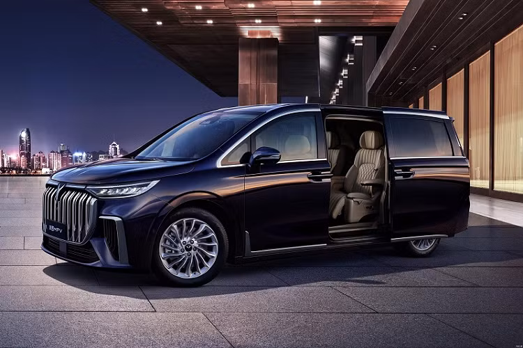 Mẫu xe MPV Voyah Dreamer 2023 có kích thước dài x rộng x cao lần lượt là 5.315 x 1.985 x 1.820 mm, chiều dài cơ sở 3.200 mm, dài và rộng hơn so với Alphard. Đó là lý do giúp Dreamer có không gian cốp tới 427 lít ngay cả khi 3 hàng ghế cùng được sử dụng.