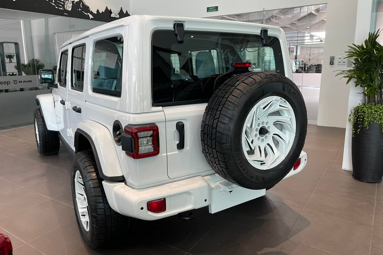 Jeep Wrangler tại Việt Nam sử dụng động cơ tăng áp 2.0L, sản sinh công suất 270 mã lực và mô-men xoắn 400 Nm. Mức giá xe Jeep Wrangler Islander bán niêm yết chính hãng là 3,316 tỷ đồng.