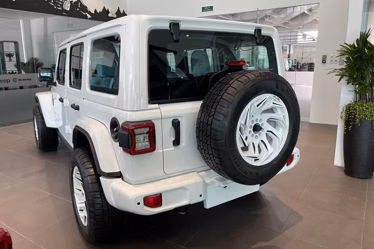 Jeep Wrangler tại Việt Nam sử dụng động cơ tăng áp 2.0L, sản sinh công suất 270 mã lực và mô-men xoắn 400 Nm. Mức giá xe Jeep Wrangler Islander bán niêm yết chính hãng là 3,316 tỷ đồng.