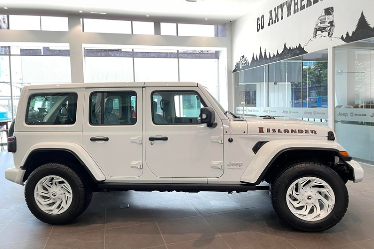 Chiếc SUV còn có hệ dẫn động bán thời gian Jeep Command-Trac 4x4, hộp số chuyển động hai tốc độ có hệ số truyền thấp 2,72:1 cùng nhiều công nghệ nổi bật như cảnh báo điểm mù, hỗ trợ lên/xuống dốc, cân bằng điện tử, hỗ trợ đỗ xe an toàn.