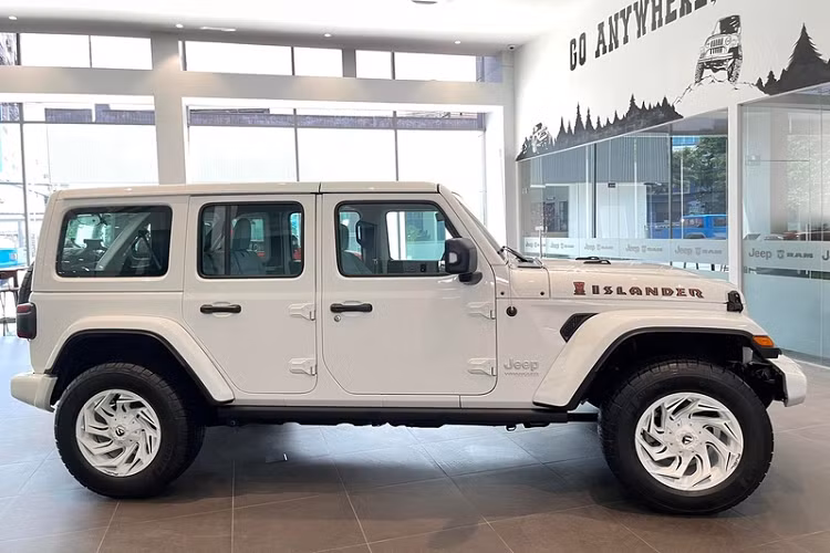 Chiếc SUV còn có hệ dẫn động bán thời gian Jeep Command-Trac 4x4, hộp số chuyển động hai tốc độ có hệ số truyền thấp 2,72:1 cùng nhiều công nghệ nổi bật như cảnh báo điểm mù, hỗ trợ lên/xuống dốc, cân bằng điện tử, hỗ trợ đỗ xe an toàn.