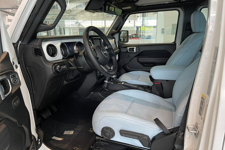 Được thiết kế dựa trên Wrangler Sport S, Jeep Wrangler Islander sở hữu vẻ ngoài ấn tượng với lớp trang trí decal đặc biệt ở mui xe, bộ mâm nhôm Rubicon Silver Finish kích thước 17 inch kèm lốp địa hình mạnh mẽ.