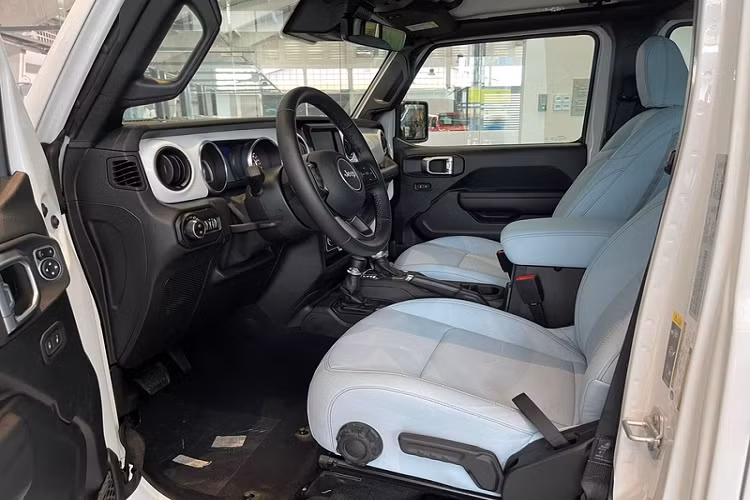 Được thiết kế dựa trên Wrangler Sport S, Jeep Wrangler Islander sở hữu vẻ ngoài ấn tượng với lớp trang trí decal đặc biệt ở mui xe, bộ mâm nhôm Rubicon Silver Finish kích thước 17 inch kèm lốp địa hình mạnh mẽ.