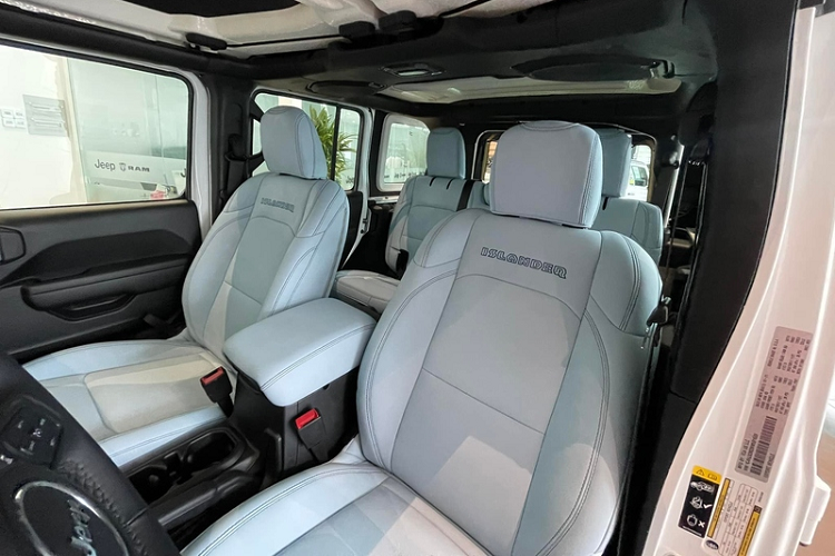 Xe có kích thước tổng thể dài x rộng x cao lần lượt là 4.334 x 1.894 x 1.841 mm, chiều dài cơ sở 2.459 mm cho phiên bản 4 cửa.