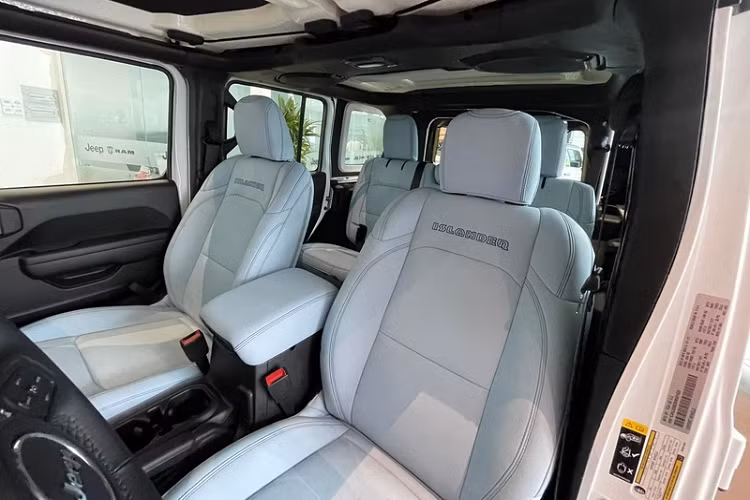 Xe có kích thước tổng thể dài x rộng x cao lần lượt là 4.334 x 1.894 x 1.841 mm, chiều dài cơ sở 2.459 mm cho phiên bản 4 cửa.