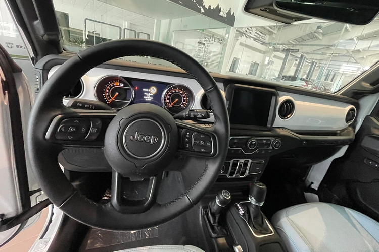 Chiếc SUV Jeep Wrangler Islander địa hình được trang bị nhiều tính năng hiện đại, có thể kể đến là màn hình trung tâm 8,4 inch tích hợp Apple CarPlay/Android Auto, điều hòa tự động 2 vùng, đề nổ bằng nút bấm, kiểm soát hành trình thích ứng, cảm biến áp suất lốp,...