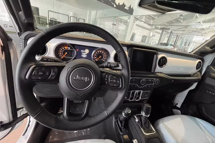 Chiếc SUV Jeep Wrangler Islander địa hình được trang bị nhiều tính năng hiện đại, có thể kể đến là màn hình trung tâm 8,4 inch tích hợp Apple CarPlay/Android Auto, điều hòa tự động 2 vùng, đề nổ bằng nút bấm, kiểm soát hành trình thích ứng, cảm biến áp suất lốp,...