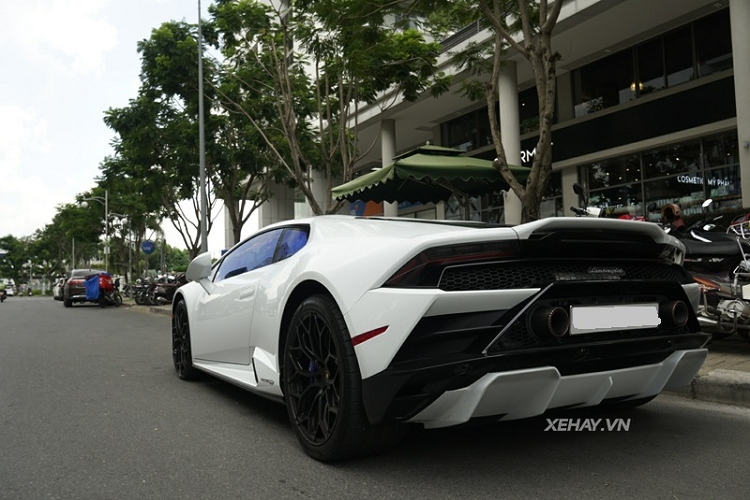 Chiếc Lamborghini Huracan EVO thứ 2 tại Việt Nam mang trên mình màu sơn trắng muốt kết hợp với một vài điểm nhấn màu đen, bao gồm cả bộ mâm Kari hoàn toàn mới, kích thước 19 và 20 inch được sơn đen thể thao.