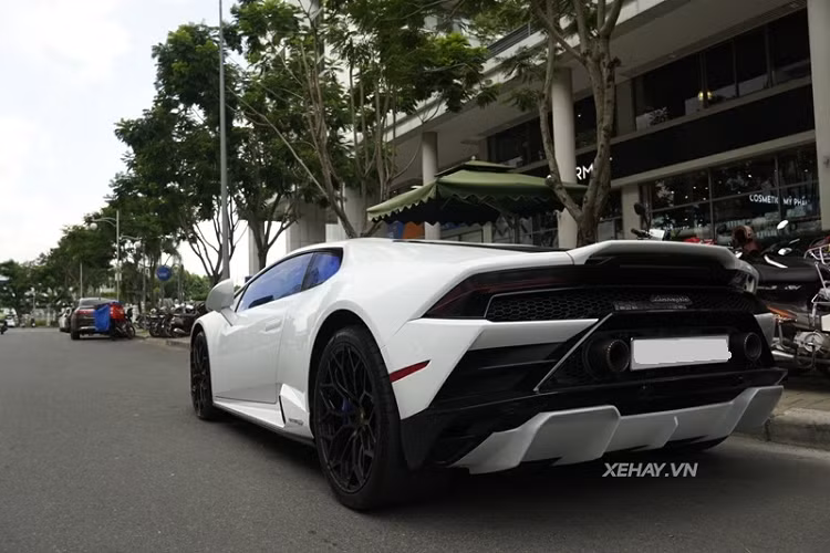 Chiếc Lamborghini Huracan EVO thứ 2 tại Việt Nam mang trên mình màu sơn trắng muốt kết hợp với một vài điểm nhấn màu đen, bao gồm cả bộ mâm Kari hoàn toàn mới, kích thước 19 và 20 inch được sơn đen thể thao.