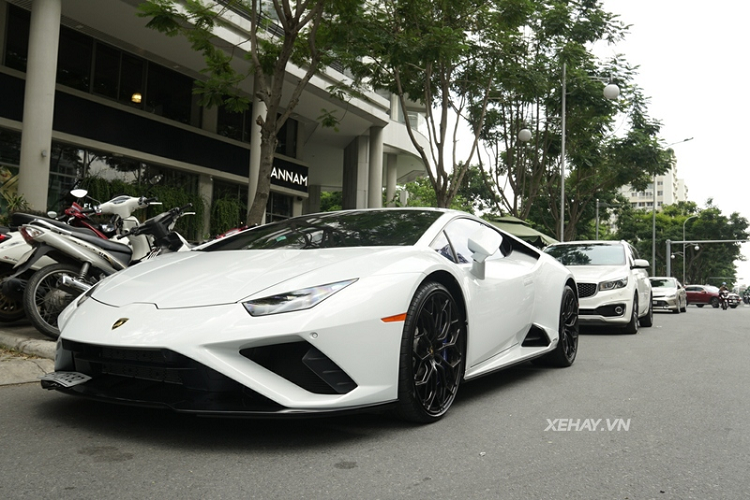 Mới đây, dân mê xe đã được dịp tận mắt chiêm ngưỡng Lamborghini Huracan EVO RWD đầu tiên của Việt Nam trên đường phố Sài Gòn, đây là lần hiếm hoi Huracan EVO dạo phố kể từ khi về nước vào tháng 12/2021.