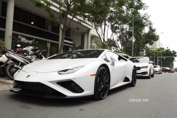 Mới đây, dân mê xe đã được dịp tận mắt chiêm ngưỡng Lamborghini Huracan EVO RWD đầu tiên của Việt Nam trên đường phố Sài Gòn, đây là lần hiếm hoi Huracan EVO dạo phố kể từ khi về nước vào tháng 12/2021.