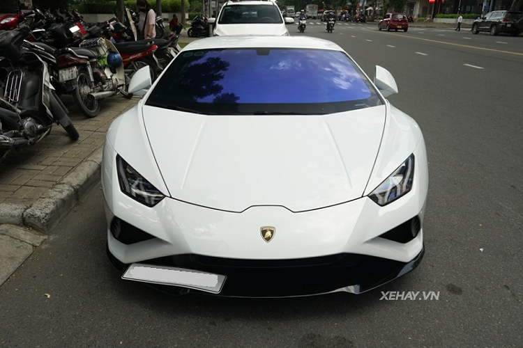 So với bản AWD, siêu xe Lamborghini Huracan EVO RWD cũng có nhiều khác biệt, từ ngoại thất, trang bị bên trong và cả hệ truyền động. Cụ thể, phiên bản Huracan EVO RWD sở hữu thiết kế không góc cạnh, cá tính như bản dẫn động 4 bánh (chiếc đầu tiên về nước), phần hốc gió trước cũng được tích hợp thêm một thanh ngang ở chính giữa và cản trước cũng được tinh chỉnh nhẹ.