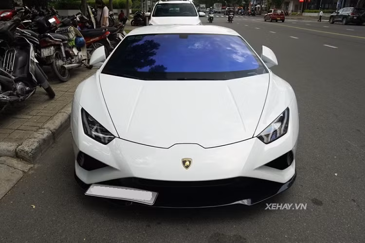 So với bản AWD, siêu xe Lamborghini Huracan EVO RWD cũng có nhiều khác biệt, từ ngoại thất, trang bị bên trong và cả hệ truyền động. Cụ thể, phiên bản Huracan EVO RWD sở hữu thiết kế không góc cạnh, cá tính như bản dẫn động 4 bánh (chiếc đầu tiên về nước), phần hốc gió trước cũng được tích hợp thêm một thanh ngang ở chính giữa và cản trước cũng được tinh chỉnh nhẹ.