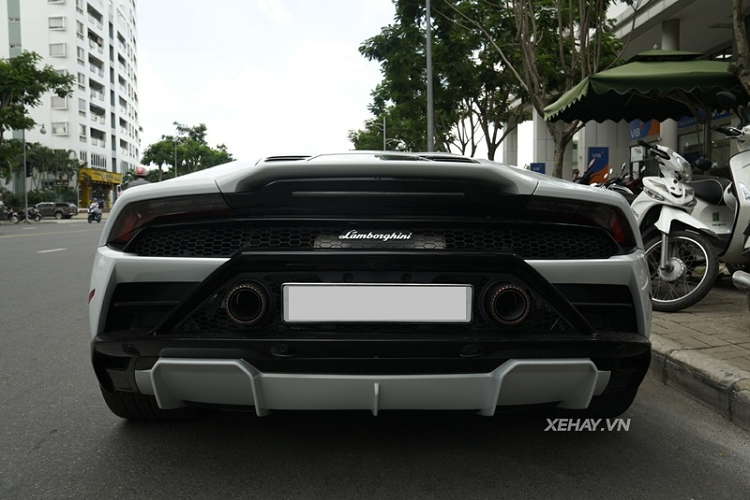 Đến với không gian cabin, Lamborghini Huracan EVO được trang bị một màn hình cảm ứng rộng 8,4 inch đặt dọc chính giữa bảng điều khiển trung tâm tạo cảm giác công nghệ hơn. Các tính năng như Apple Car Play hay Android Auto là tiêu chuẩn trên Huracan EVO.