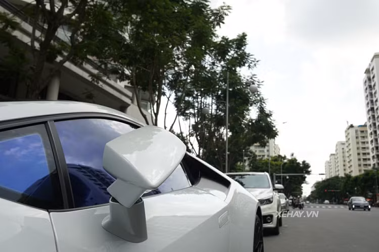 Hiện giá xe Lamborghini Huracan EVO RWD tại Việt Nam vẫn chưa được tiết lộ, như theo giới thạo tin thì khoảng 15 tỷ đồng.