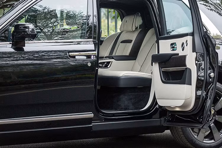 Giá xe Rolls-Royce Cullinan tại Việt Nam sau khi lăn bánh khoảng từ hơn 30 tỷ đến 45 tỷ đồng, tùy theo việc xe mang biển số gì, tùy chọn ra sao?.