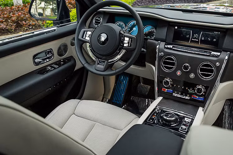 Rolls-Royce Cullinan còn được mệnh danh là "viên kim cương di động" đắt nhất thế giới do Cullinan còn được biết đến với tên gọi viên kim cương 3.106 carat đẹp không tì vết nằm trên vương miệng Crown Jewels của Nữ hoàng Anh.