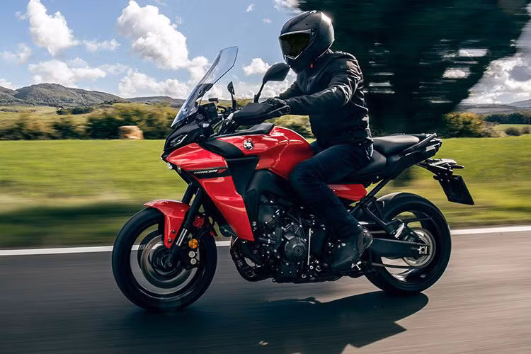 Xe có 4 chế độ lái (Sport, Street, Rain, Custom), kết hợp với hệ thống kiểm soát lực bám, kiểm soát trượt bánh và hệ thống giảm sự cố bốc đầu xe khi tăng ga đột ngột. Cuối cùng là phanh đĩa sau có đường kính tăng 9% lên 267 mm, cổng sạc USB Type A, giá đỡ điện thoại ở bảng đồng hồ, kính chắn gió cải tiến, sưởi tay lái và chân chống đứng.