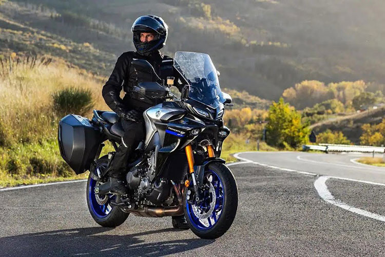 Chiều cao yên có thể tùy chỉnh với đệm mới và thiết kế nâng cấp để mang đến cảm giác thoải mái hơn cho người dùng. Đáng tiếc là giá xe Yamaha Tracer 9 GT+ Sport 2023 chưa được công bố, xe có 2 màu sơn là đen Icon Performance và xám Power Grey. Trong khi đó, Yamaha Tracer 9 phân phối chính hãng tại Việt Nam có giá 369 triệu đồng.