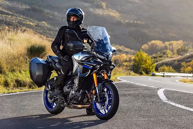 Chiều cao yên có thể tùy chỉnh với đệm mới và thiết kế nâng cấp để mang đến cảm giác thoải mái hơn cho người dùng. Đáng tiếc là giá xe Yamaha Tracer 9 GT+ Sport 2023 chưa được công bố, xe có 2 màu sơn là đen Icon Performance và xám Power Grey. Trong khi đó, Yamaha Tracer 9 phân phối chính hãng tại Việt Nam có giá 369 triệu đồng.