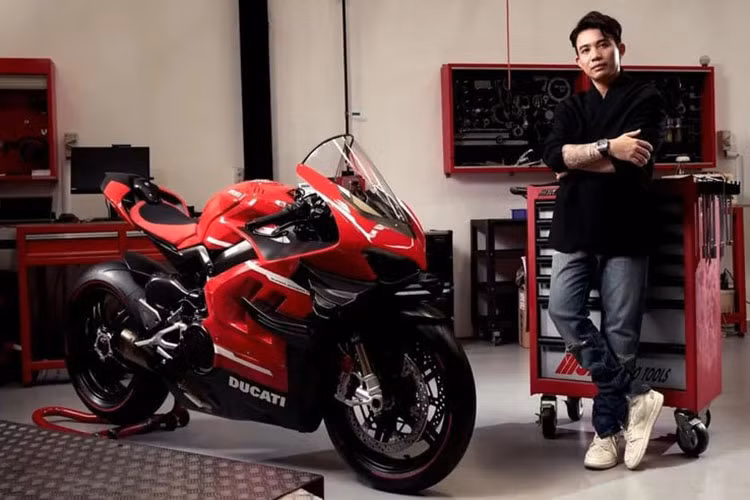 Minh Nhua khoe Ducati Superleggera V4 va Pagani Huayra hon 86 ty dong-Hinh-3