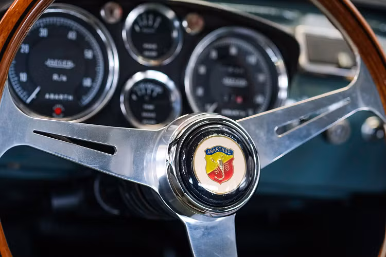 Bên trong, chiếc xe Fiat 500 đời 1970 độ từ Abarth Classiche có vô lăng bằng gỗ cùng trang bị một ghế đua đơn.